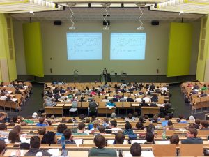 花5万澳元上学，却和AI聊天机器人上课？澳洲大学改革引发激烈争议